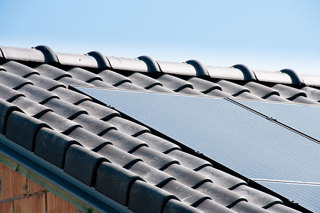 Des panneaux photovoltaïques intégrés au toit d’un poolhouse