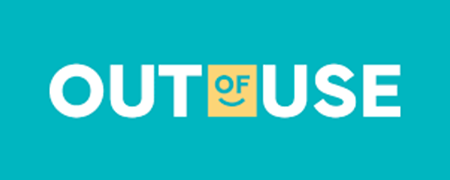 Out of Use tovert oud ICT-materiaal om in 702 m² bos