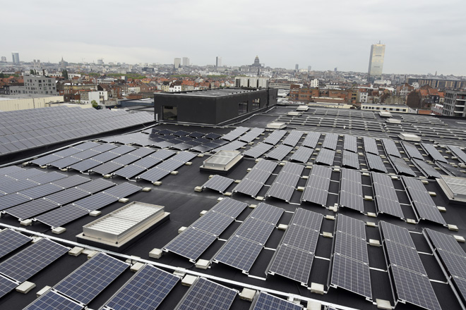 850 panneaux photovoltaïques au bureau au centre de Molenbeek